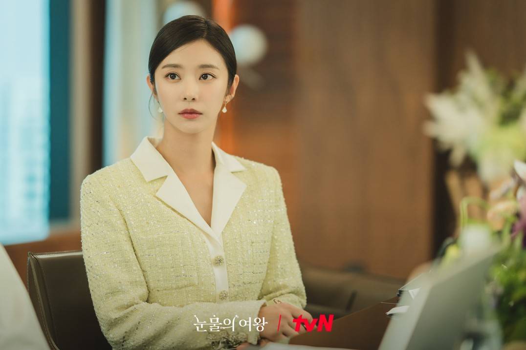 2 nữ phụ mặc đẹp không kém Kim Ji Won trong phim “Queen of Tears”